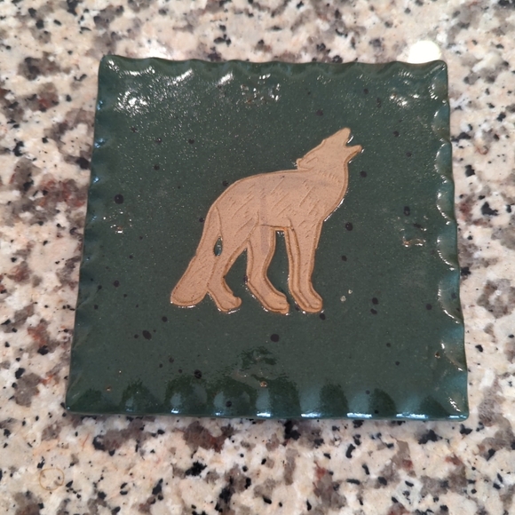 Howling Wolf Coater/tile From Collection Circle Nature Collection Pottery Green - Picture 10 of 14